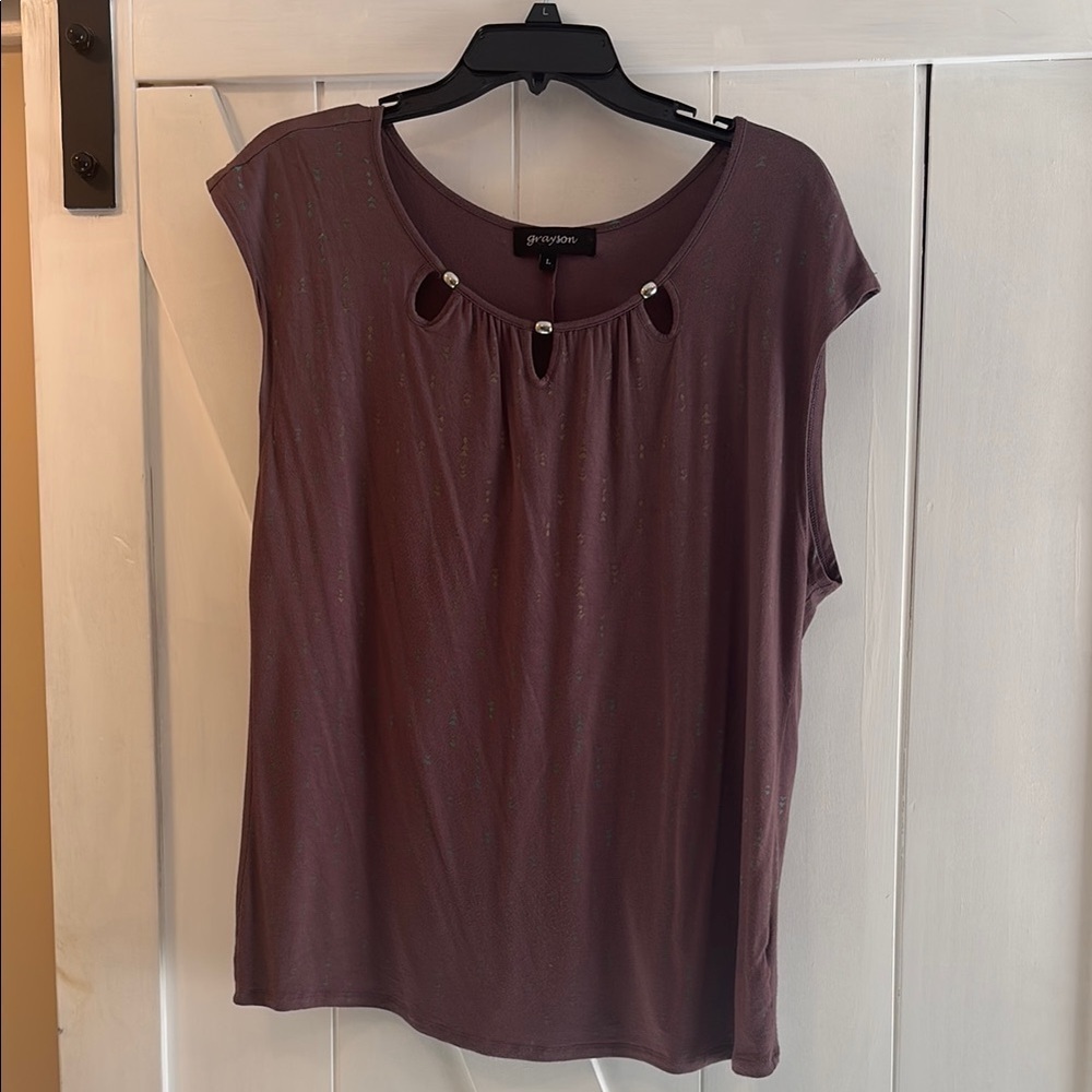Grayson eggplant/brown short sleeve Top W/keyhole metal accents size L